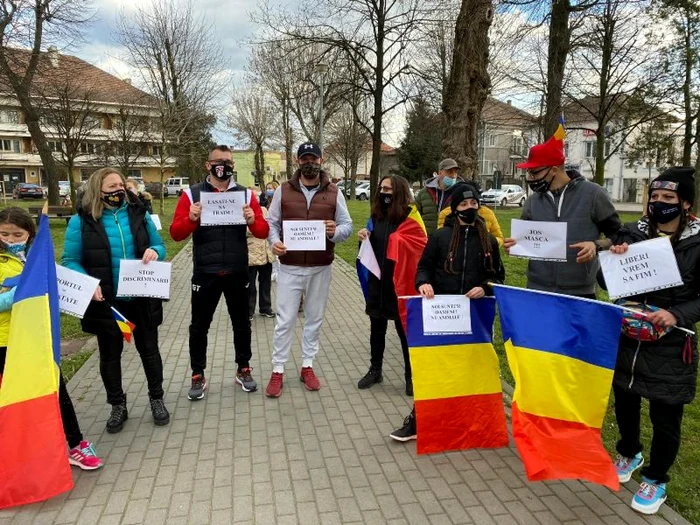Oamenii au afisat mesaje anti-restrictii şi steaguri tricolore. Foto: alba24.ro
