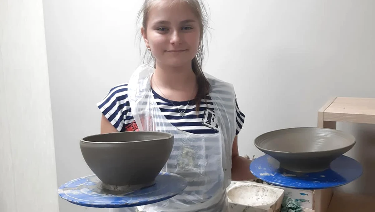 Mihaela crează vase de lut tradiționale FOTO: Arhivă Personală