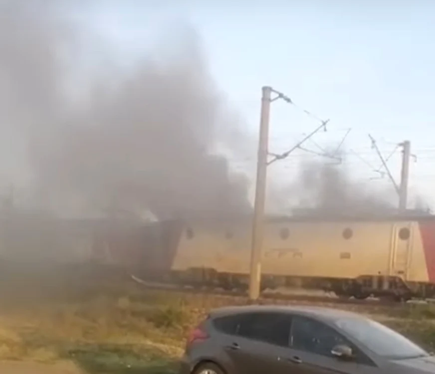 Locomotiva unui tren cu 100 de călători a luat foc în Prahova. Foto: Captură video