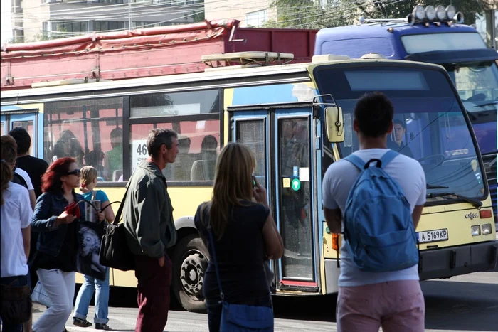 Călătorii aşteaptă autobuzul într-o staţie din Iaşi FOTO Adevărul