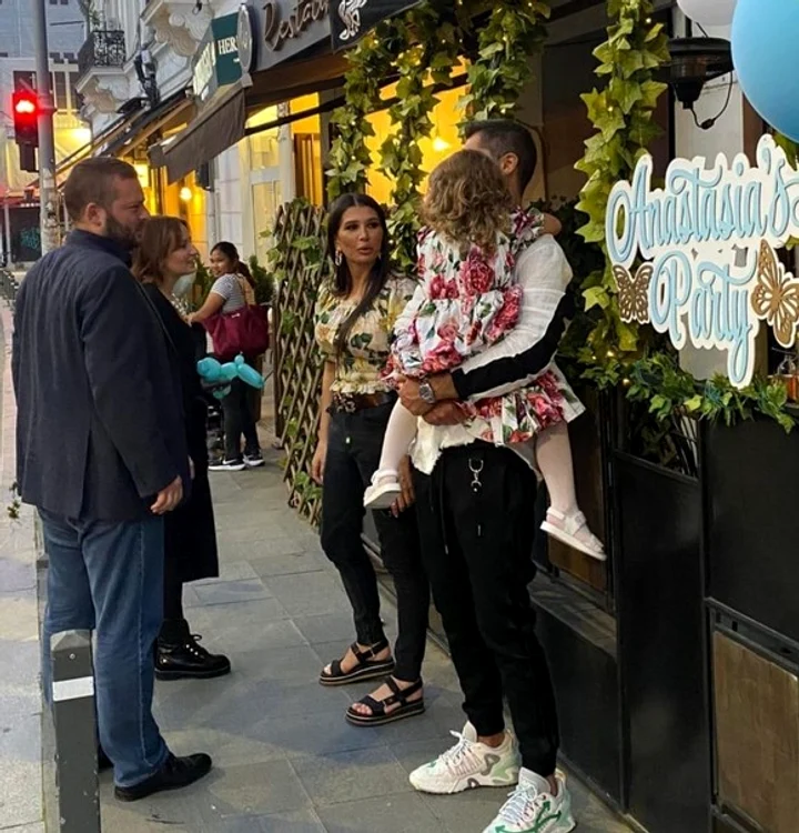 
    Micuța Anastasia, în brațele tatăluifoto: Instagram.com  