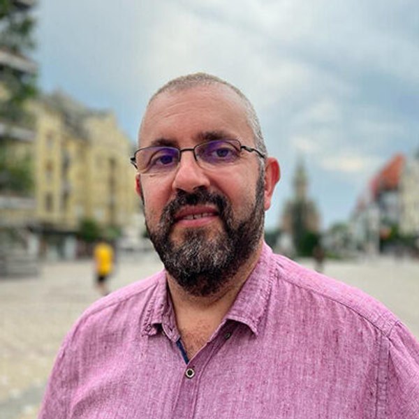 Interviu cu Vicențiu Popa, un promotor al scriitorilor români - În România sunt peste 2.7 milioane de oameni care citesc lunar