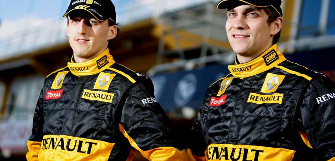 Polonezul Robert Kubica (stânga) şi rusul Vitali Petrov sunt piloţii Renault în 2010