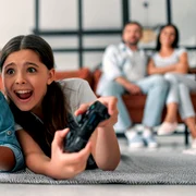 Copii joaca consola controller parinti FOTO Shutterstock jpg