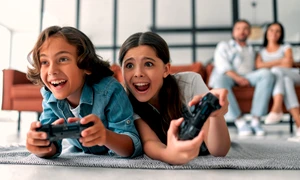 Copii joaca consola controller parinti FOTO Shutterstock jpg