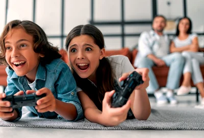 Copii joaca consola controller parinti FOTO Shutterstock jpg