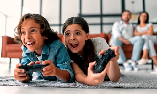 Copii joaca consola controller parinti FOTO Shutterstock jpg