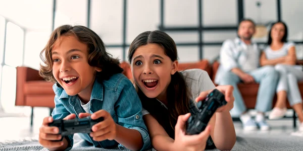 Copii joaca consola controller parinti FOTO Shutterstock jpg