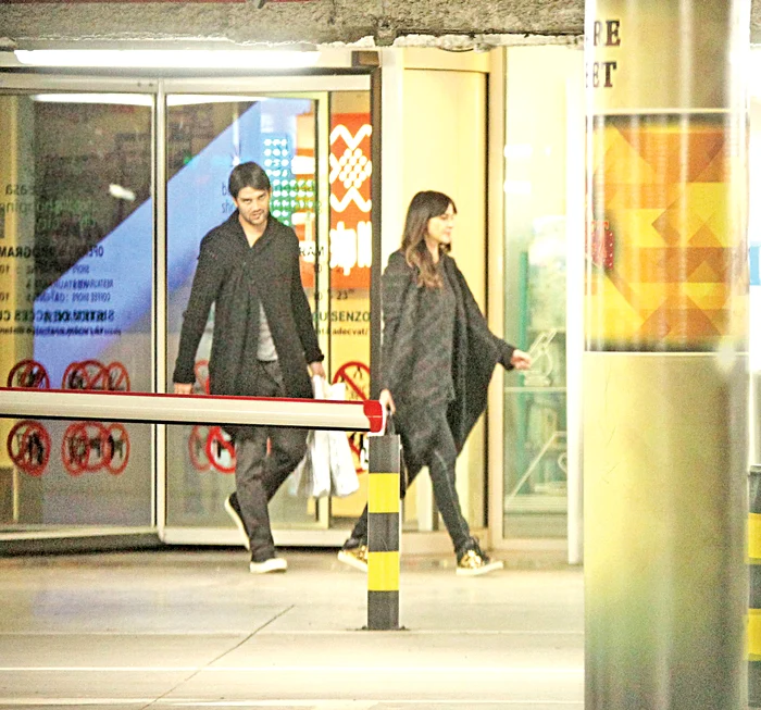 Fostul căpitan al naţionalei e un adevărat cavaler, cărând sacoşele soţiei