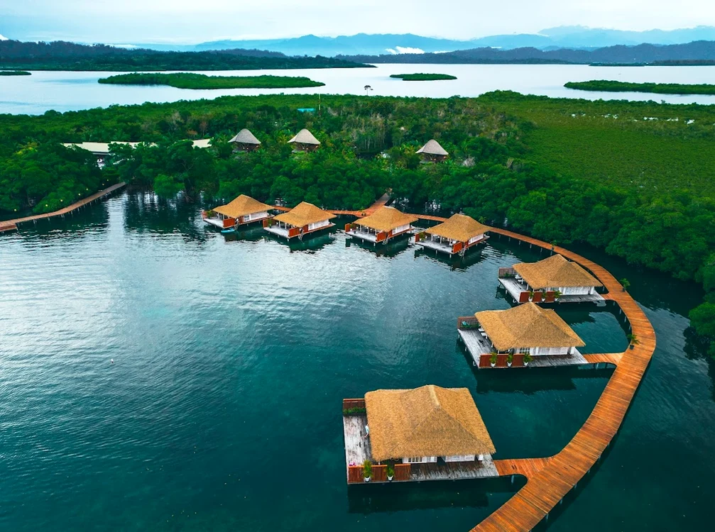 Bungalourile pe apă La Nayara Bocas del Toro, din Panama Foto Andreas Stoica