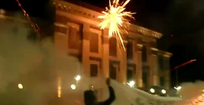 
    Mai mulți protestatari au scandat în fața ambasadei Rusiei de la KievFoto captură foto/Digi 24  