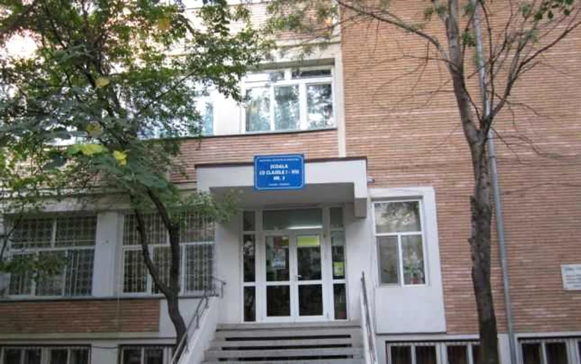 fata este elevă la Şcoala Nr. 3