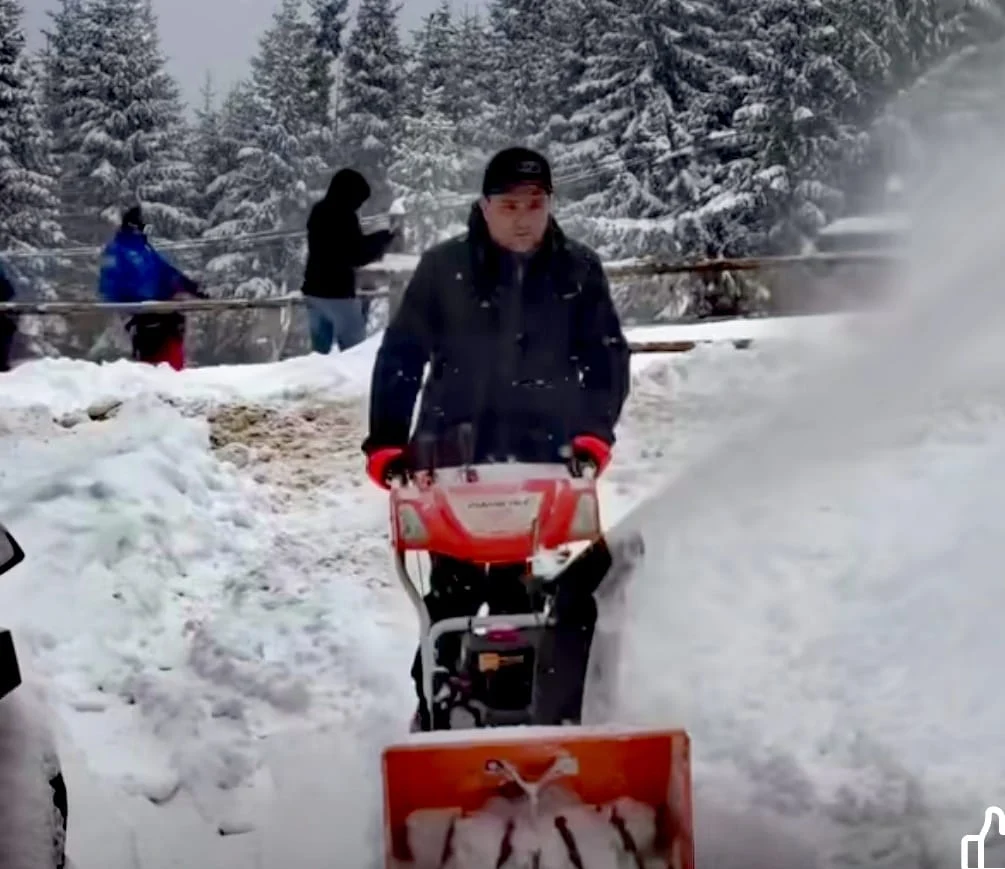 Ministrul Radu Miruţă, deszăpezire cu freza de mână în stațiunea Rânca. „Cine nu face pârtie e rost de bârfă între vecini”
