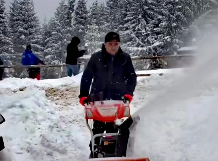 VIDEO Ministrul Radu Miruţă, deszăpezire cu freza de mână în stațiunea Rânca. „Cine nu face pârtie e rost de bârfă între vecini”