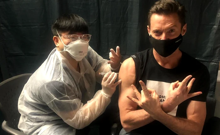 Hugh Jackman a postat o fotografie din timpul vaccinării anti-COVID-19Foto: Instagram