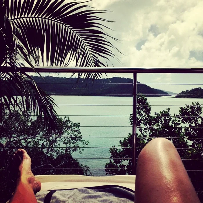 Mihaela se bronzează pe terasa camerei cu vedere la Ocean