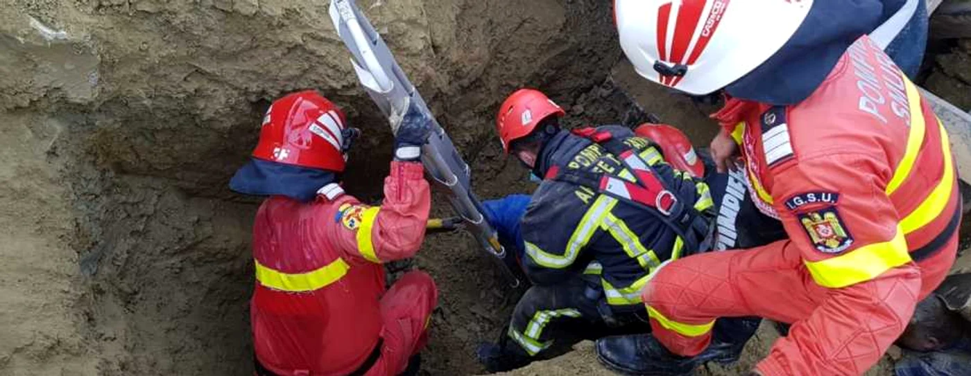 Muncitori la canalizare surprinşi sub un mal de pământ Foto Adevărul