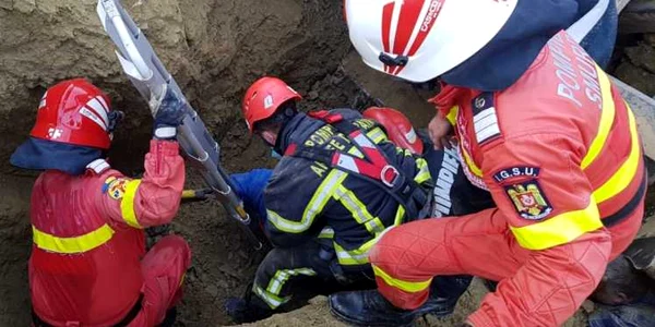 Muncitori la canalizare surprinşi sub un mal de pământ Foto Adevărul