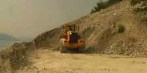 Zona este frecvent afectată de căderi de pietre