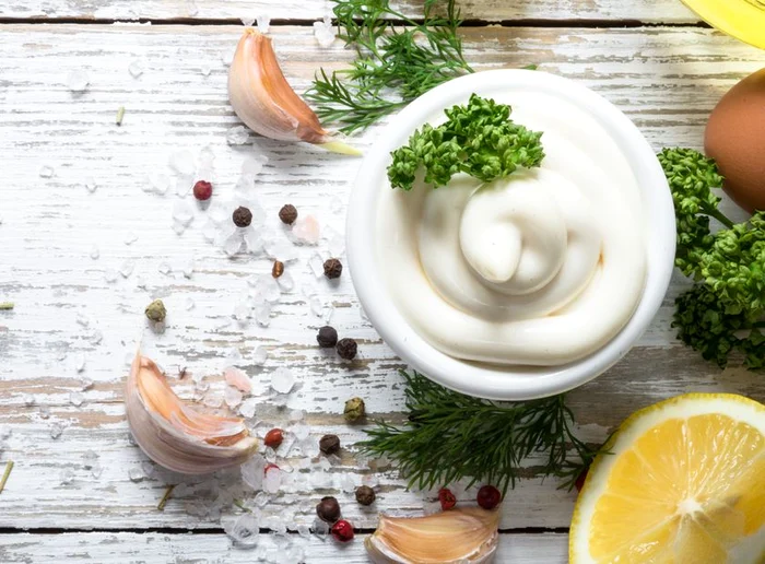 
    Sosul poate fi mâncat cu aproape orice fel de friptură @shutterstockclickpentrufemei.ro  