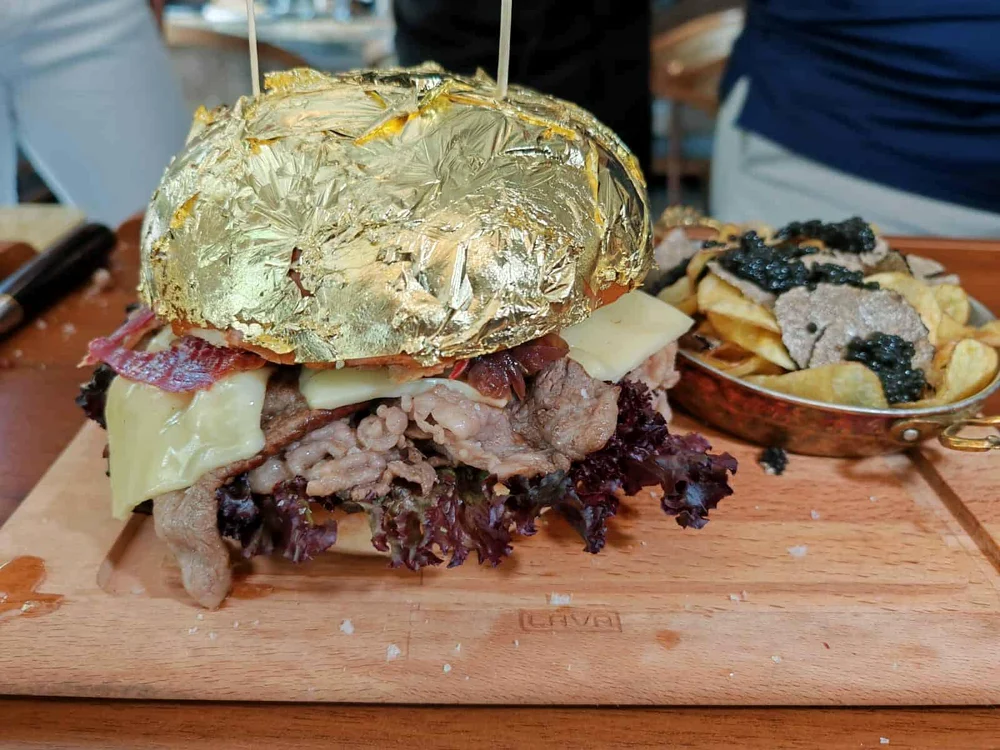 Așa arată burgerul de 6.200 de euro