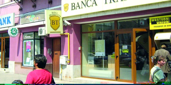 Sătmărenii îşi plătesc tot mai greu ratele la bancă