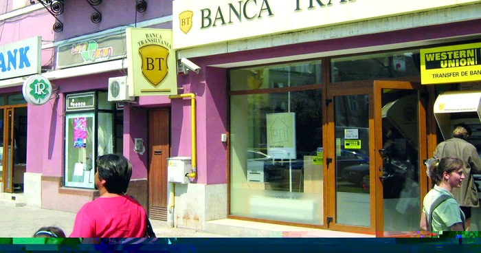 Sătmărenii îşi plătesc tot mai greu ratele la bancă