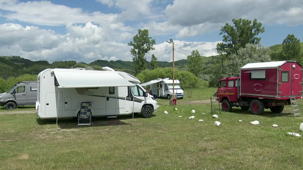 Cum izbutesc românii să scape de arșița din marile orașe. Plăcerile vieții liniștite din campingurile de rulote VIDEO