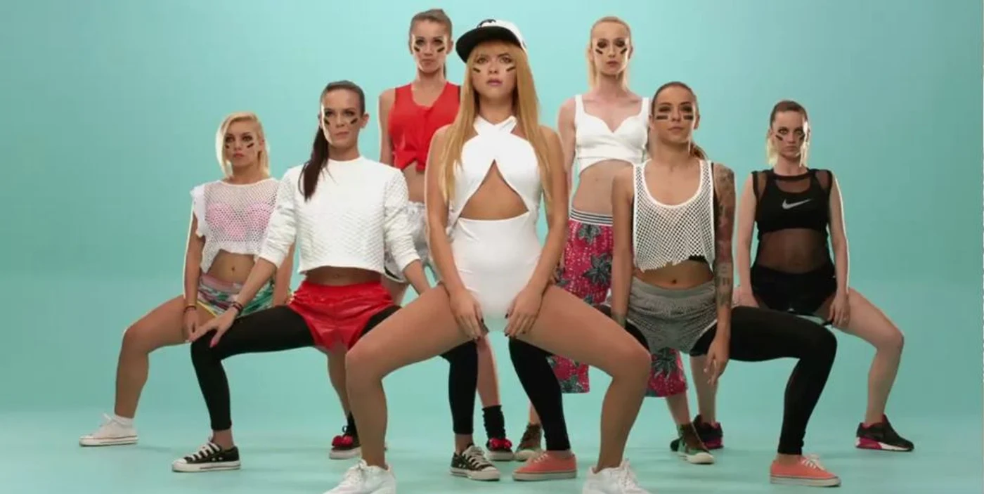 Cântăreaţa poartă o perucă blondă în noul clip