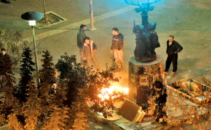 Tinerii anarhişti din cartierul Exarhia se adună în fiecare seară în parcuri, unde, la lumina focului, pun la cale noi valuri de proteste faţă de autorităţi