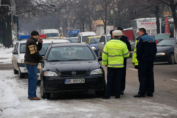 Un şofer brăilean a fost verificat de cinci poliţişti