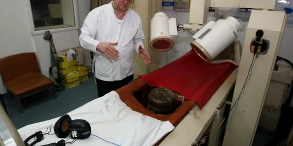 Doctorul Cătălin Pricop tratează pacienţii cu aparatul de litotriţie extracorporală din 1992