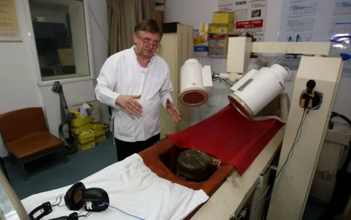 Doctorul Cătălin Pricop tratează pacienţii cu aparatul de litotriţie extracorporală din 1992