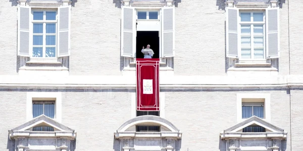 Papa Francis spune o rugăciune de la fereastra biroului său situat în Piaţa San Pietro Vatican. FOTO EPA