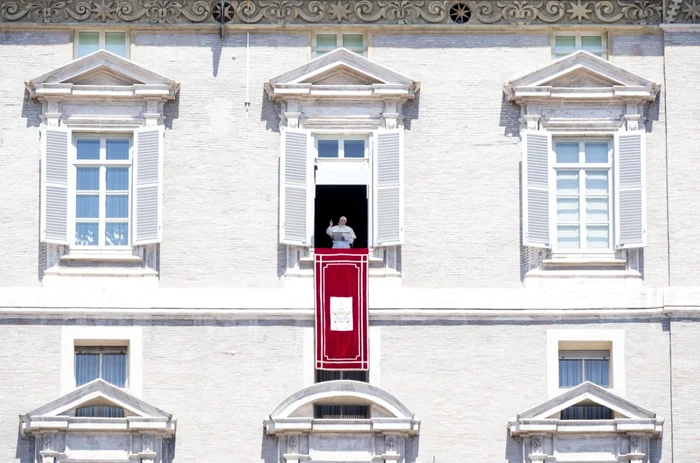 Papa Francis spune o rugăciune de la fereastra biroului său situat în Piaţa San Pietro Vatican. FOTO EPA
