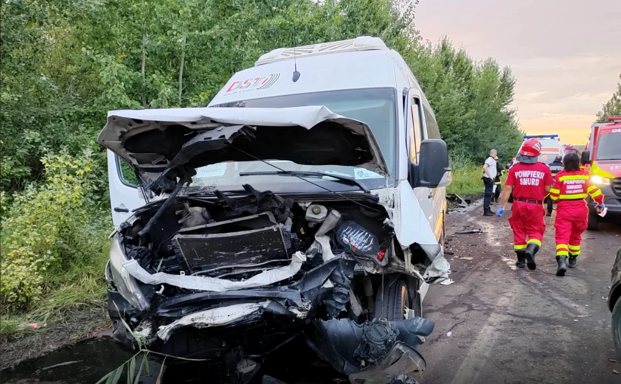 Microbuzul implicat în accident FOTO ISU Prahova