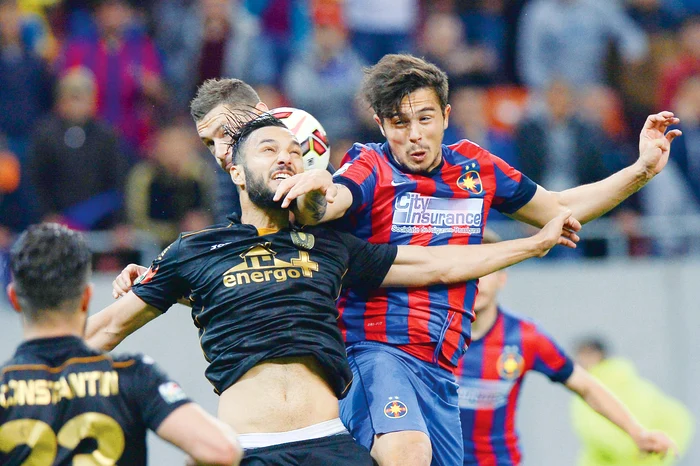 
    Florin Bejan, în luptă  pentru balon  cu stelistul  Gabi Iancu  