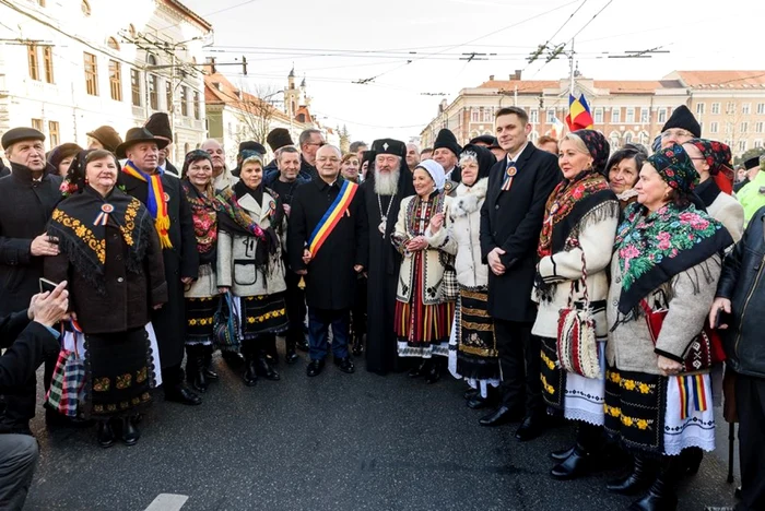 Emil Boc, alături de ministrul agriculturii Adrian Oros şi mitropolitul Andreicuţ s-au prins în hora unirii