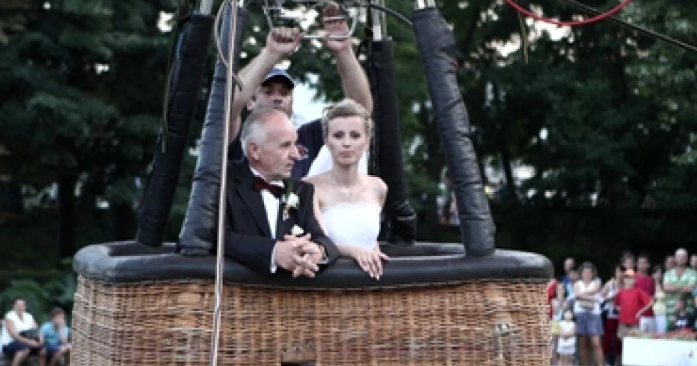 Râmnicu Vâlcea: Mireasa a fost furată de naş şi urcată în balon