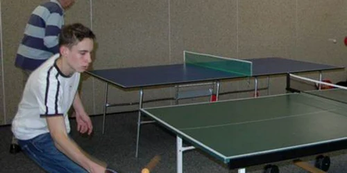 Tinerii fac rezervare pentru un loc la masa de tenis