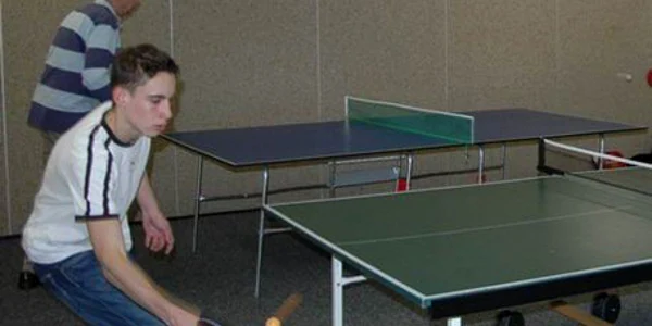 Tinerii fac rezervare pentru un loc la masa de tenis
