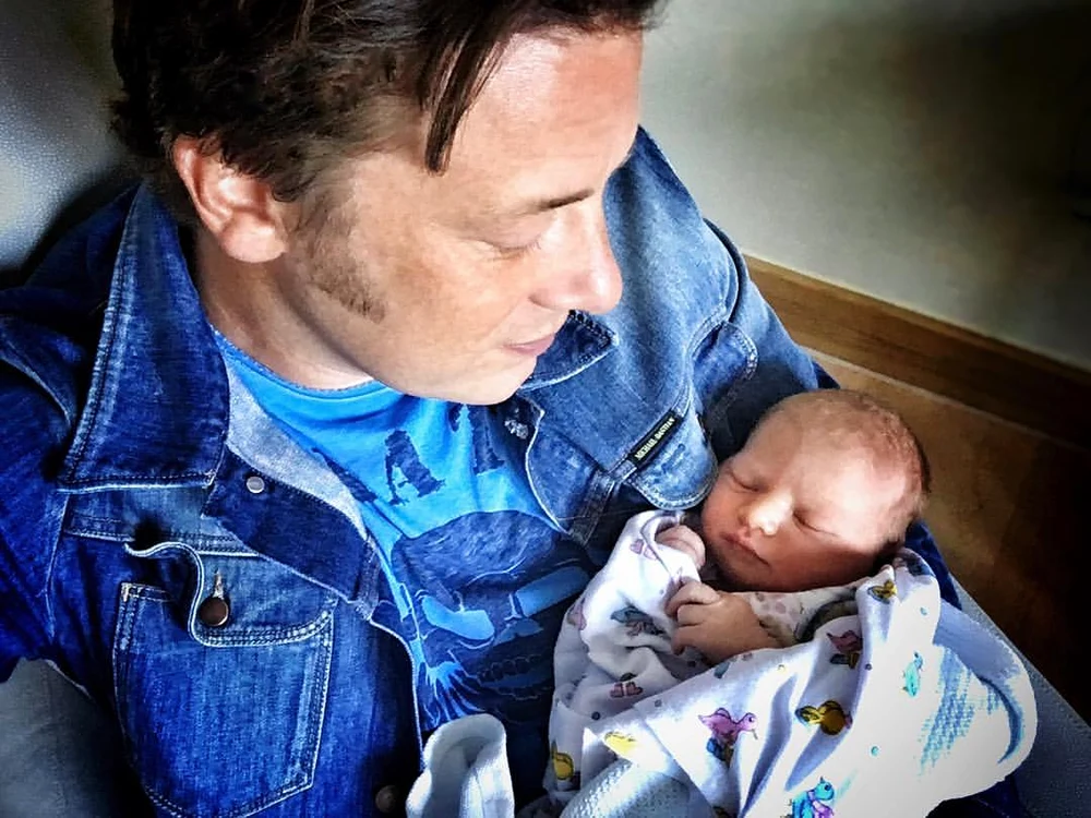 
    Jamie Oliver mai are patru copii, trei fete, Poppy Honey Rose (14 ani), Daisy Boo Pamela (12 ani) și Petal Blossom Rainbow (6 ani), și un băiat, Buddy Bear Maurice (5 ani))foto: arhivă personală  