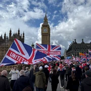 Peste un milion de oameni au mărșăluit la Londra pentru a l omagia pe Charlie Kirk FOTO Twitter png