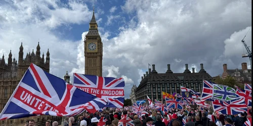 Peste un milion de oameni au mărșăluit la Londra pentru a l omagia pe Charlie Kirk FOTO Twitter png