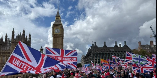 Peste un milion de oameni au mărșăluit la Londra pentru a l omagia pe Charlie Kirk FOTO Twitter png