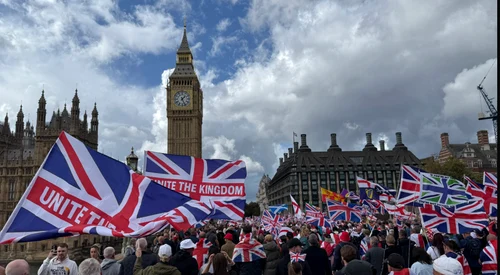 Peste un milion de oameni au mărșăluit la Londra pentru a l omagia pe Charlie Kirk FOTO Twitter png