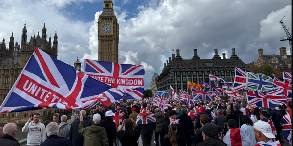 Peste un milion de oameni au mărșăluit la Londra pentru a l omagia pe Charlie Kirk FOTO Twitter png