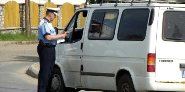 Polițiștii controlează șoferii care circulă pe drumurile din județ