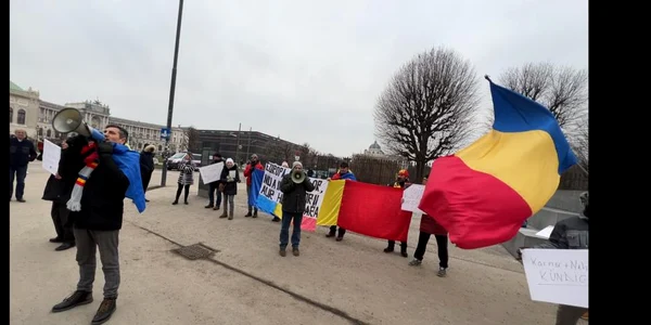 Românii din Austria îi cer demisia cancelarului Nehammer FOTO: FADERE
