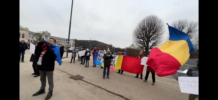 Românii din Austria îi cer demisia cancelarului Nehammer FOTO: FADERE